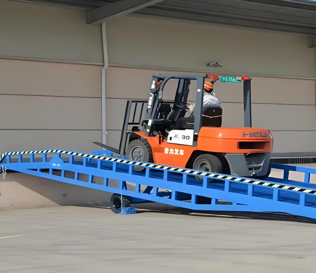 泗洪移动式卸货平台（叉车用）